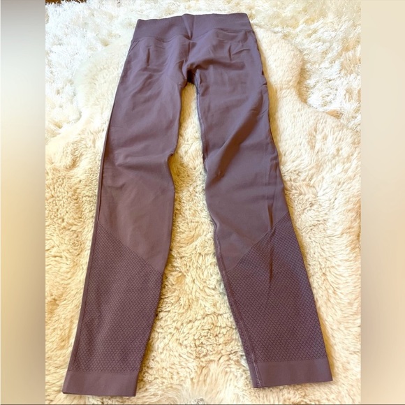 Lululemon 25” Ebb To Street running tight. Size 4. Like new condition. - Picture 2 of 8